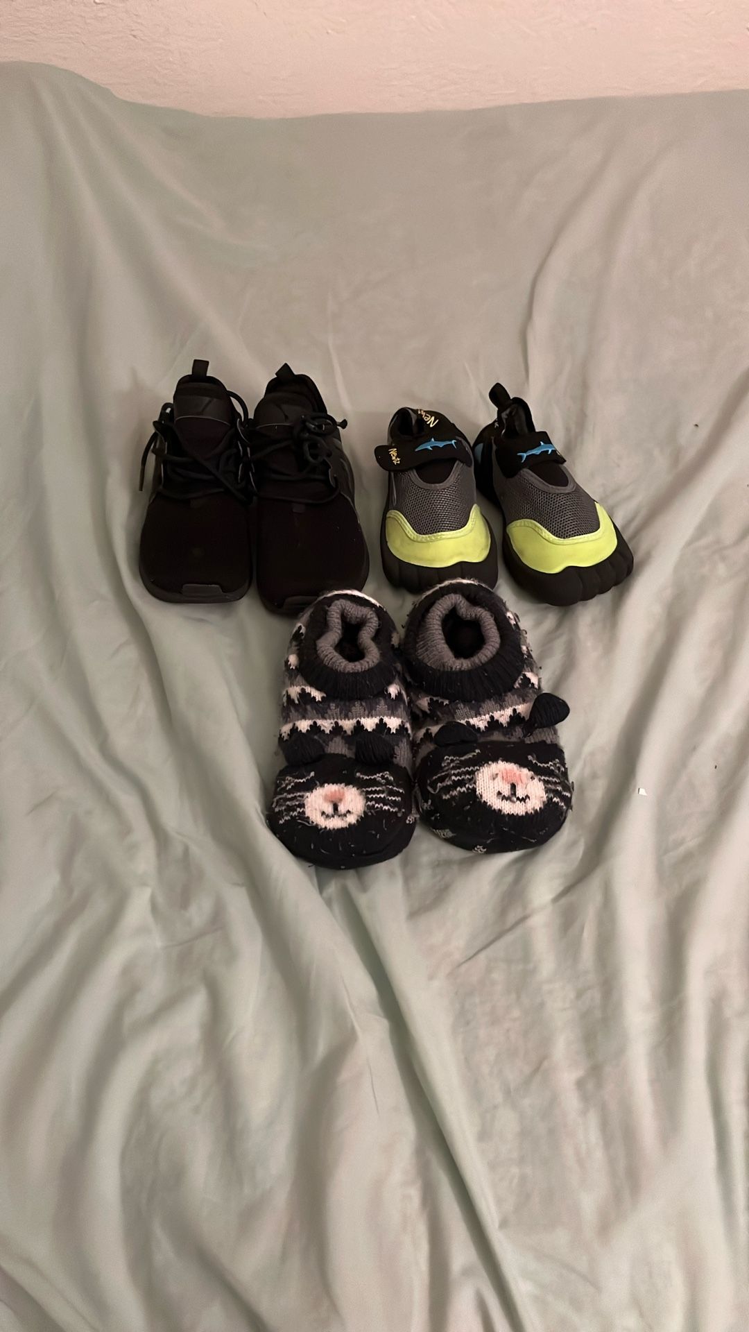 2 Pares de Tenis Talla # 1 Y Un Par de Pantuflas para Niño Unitalla. $20 Por los 3 Pares.