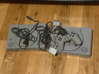 2 PlayStation 1s (full set)