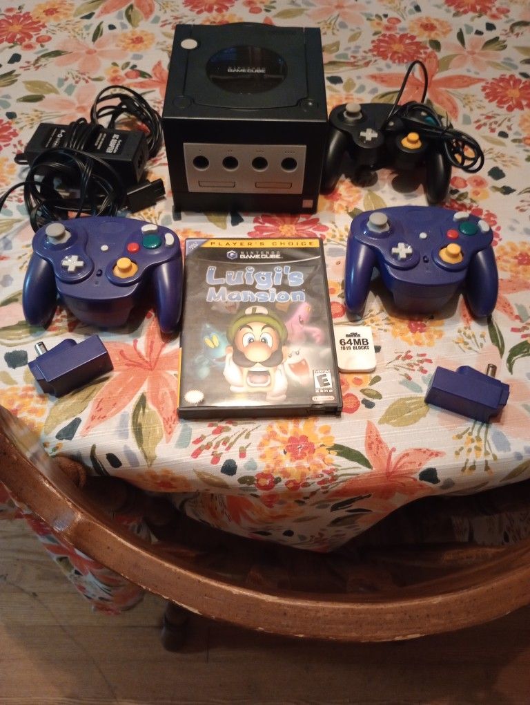 Nintendo Game Cube. 1 Regular Controller, 2 Wireless Controllers, Luigi's Mansion Game And Memory Card