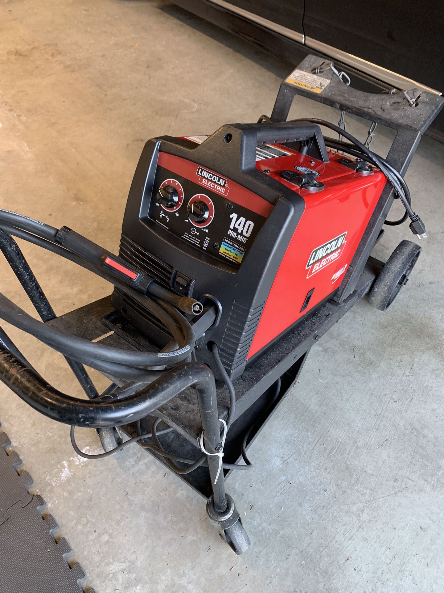 Welder Lincoln Electric 140 Pro-Mig with Rolling Cart