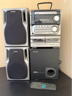 Aiwa stereo with speakers and bass