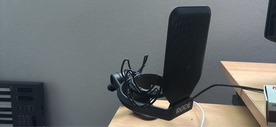 RØDE Shock Mount + Metal Pop Filter