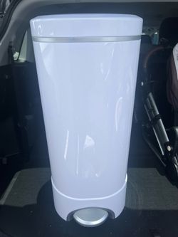 Diaper pail munchkin brand with 2 baking soda cartridge refills