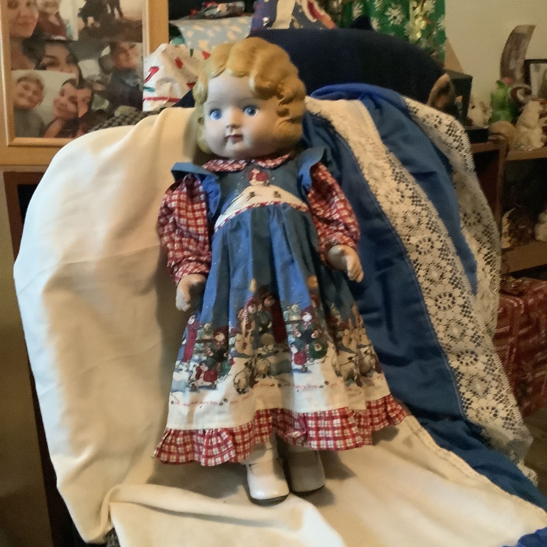 THREE. COLLECIBLE. DOLLS VERY OLD