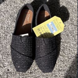 Girls TOMS 2.5 new with tags 