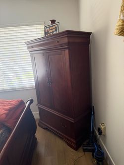 Solid Wood TV Stand w Drawers