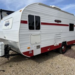 2016 Retro Travel Trailer 17 Feet  Like New Must See 