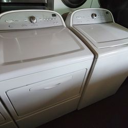 Whirlpool Large Capacity Top Loading Washer And Gas Dryer Set 