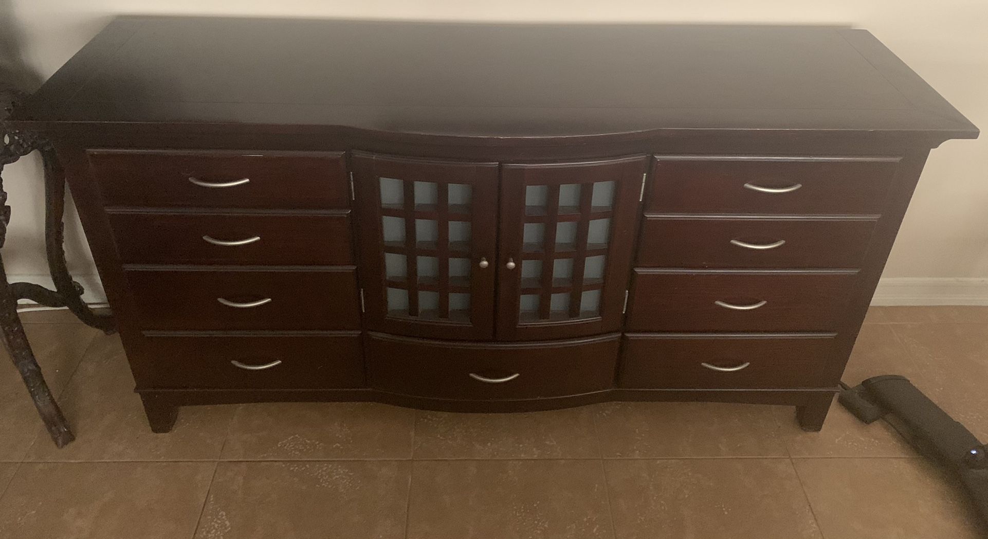 Very nice Dresser/Consol/living room Credenza Buffet