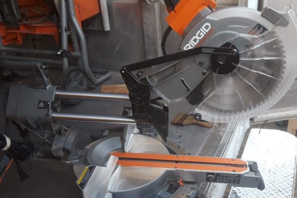 Ridgid 15 Amp Corded 12 in. Dual Bevel Sliding Miter Saw with 70° Miter Capacity R4221☆Pick up only☆
