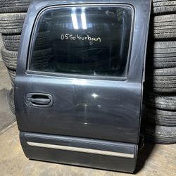 2005 CHEVY SUBURBAN OEM PASSENGER REAR DOOR COMPLETE 
