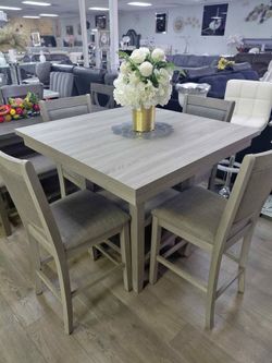 Beautiful 5pc Counter Height table set new / Financing available