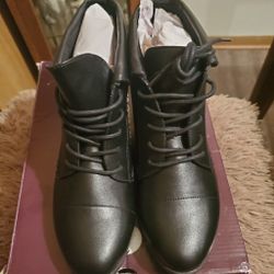 Gloria Vanderbilt walking boots