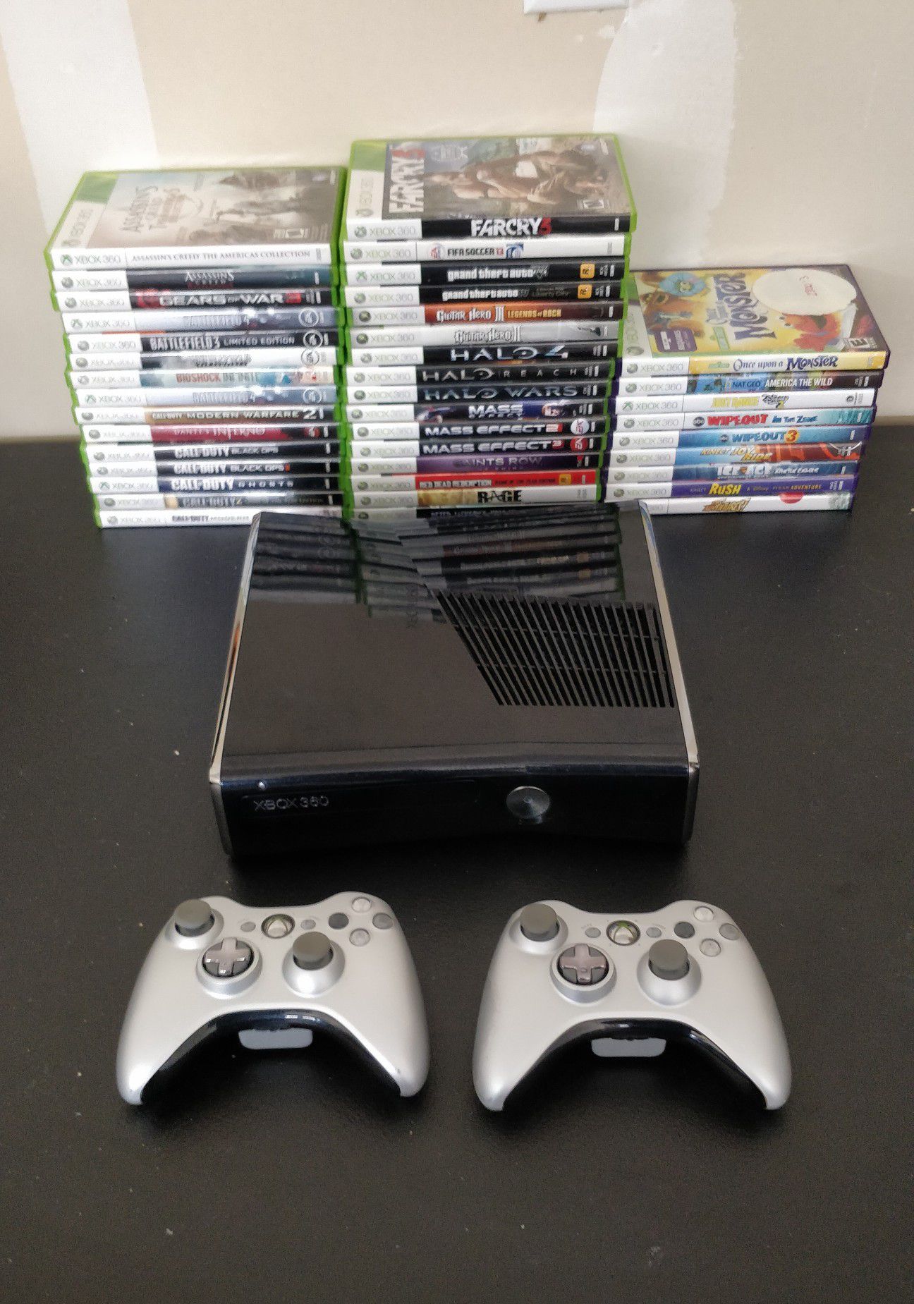 Xbox 360 Slim + Games