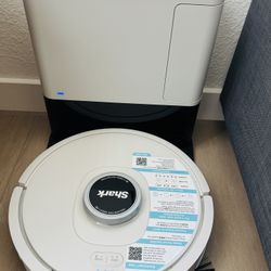 Shark robot Vacuum Latest   With AI 