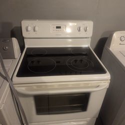 Smoothtop Frigidaire (Only One Year Old)