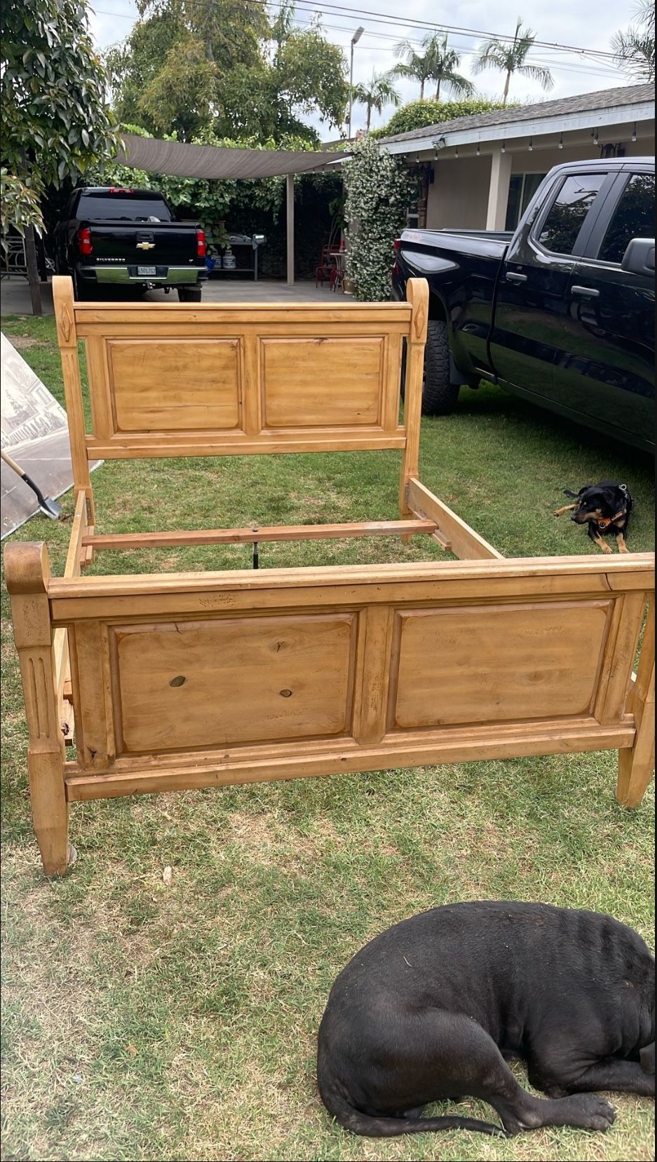 QUEEN SIZE BED FRAME
