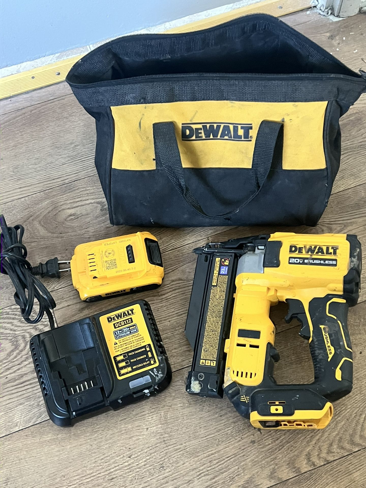 Dewalt 20V Electric Cordless Nail Gun 