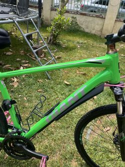 GIANT BIKE 28 WHEELS