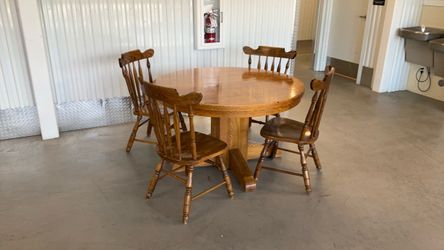 Round Tiger wood Dining Table with 4 Chairs