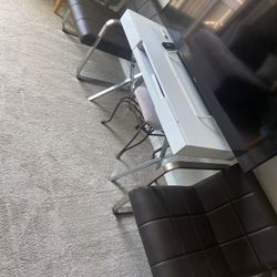 🪑 2 Modern Chairs + White Desk / TV Stand – $120