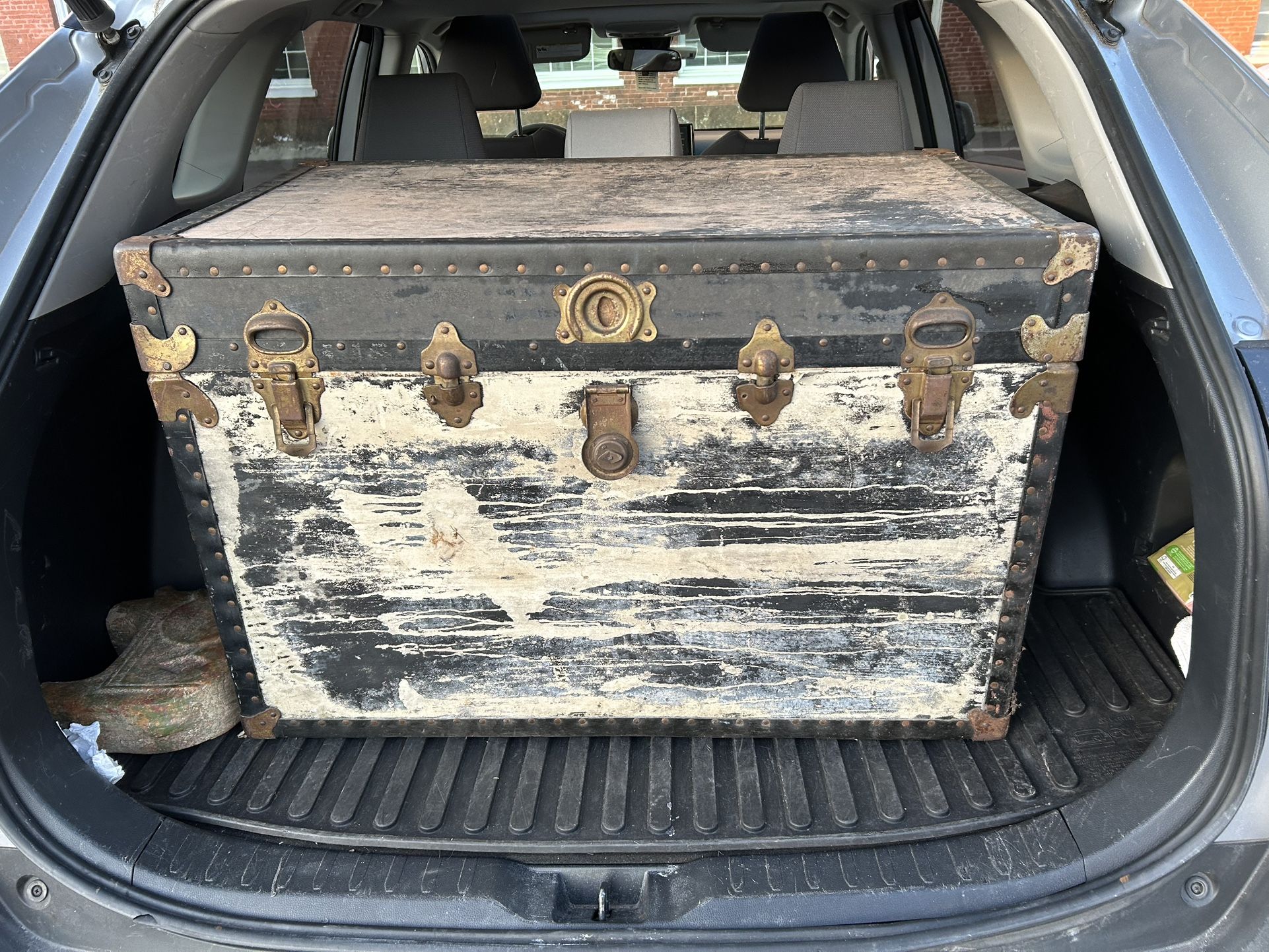 ANTIQUE STEAM TRUNK