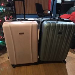 Maletas Para Viajar 30 De Height Por 111/2 Lenght Used Condition Funcionan Biem Use Normal La Color Oscuro Tiene Un Dent En La Esquina Ver Fotos 