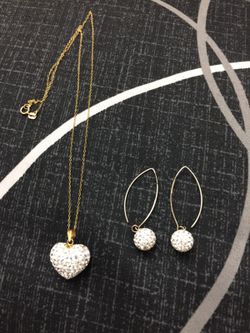 White diamonds earrings and necklace