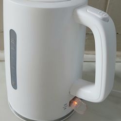 Mainstays 1.7L Electric Kettle. 