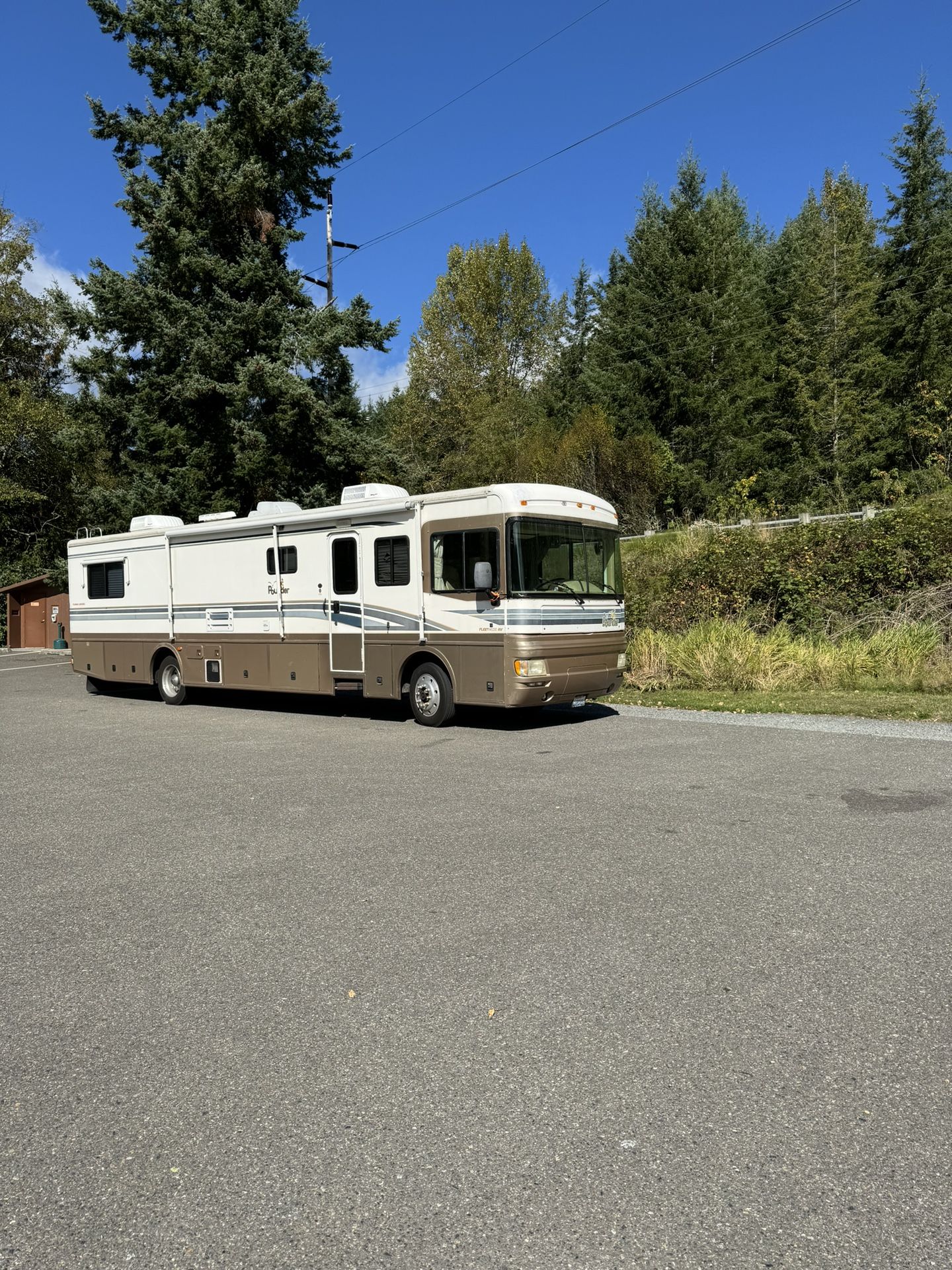 RV Motorhome Fleetwood Bounder Class A Diesel 2000, 77716 miles 39 feet long