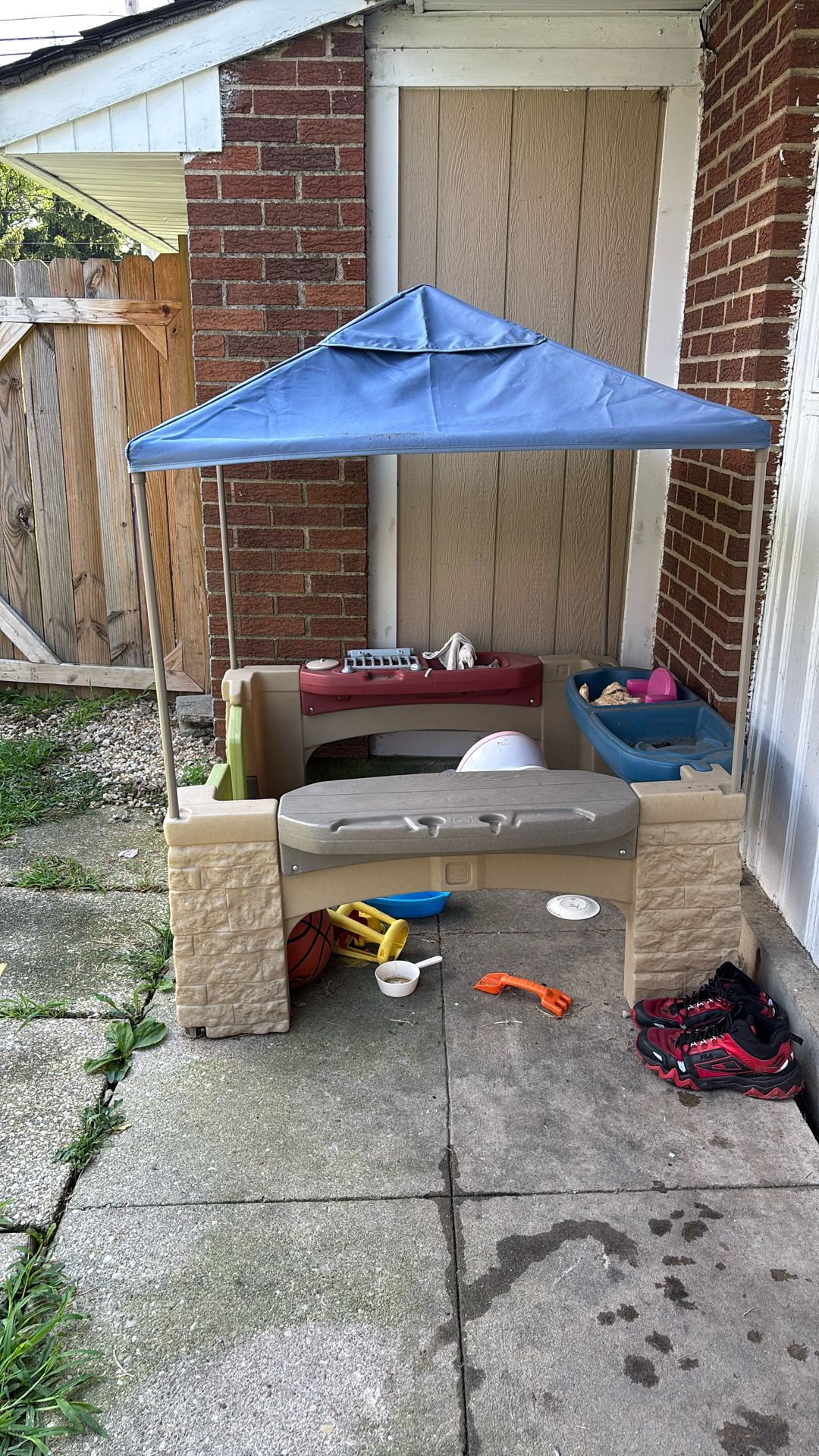 Kids’ Outdoor Playhouse with Canopy Roof – Great Condition!