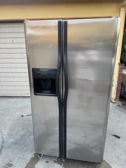 Stainless steel Frigidaire fridge / refrigerator