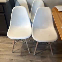 4 White Dinning Room Chairs 