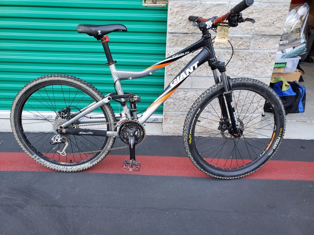 Medium size Full suspension Giant mountain bike