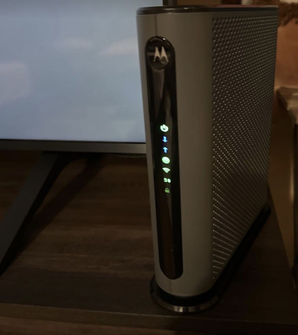 Motorola MG7700 Modem WiFi Router Combo 