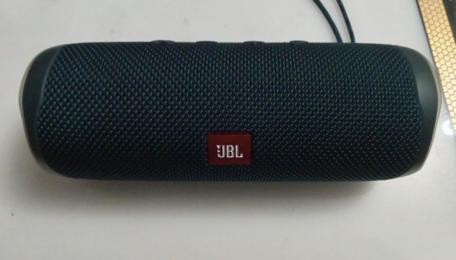 JBL Flip 5 Speaker Prefect Condition 