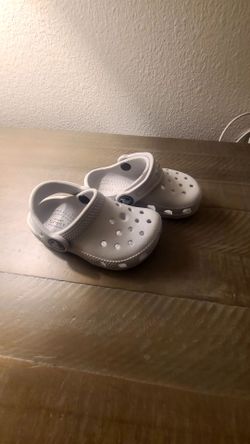 LIKE NEW TODDLER CROCS SIZE 5