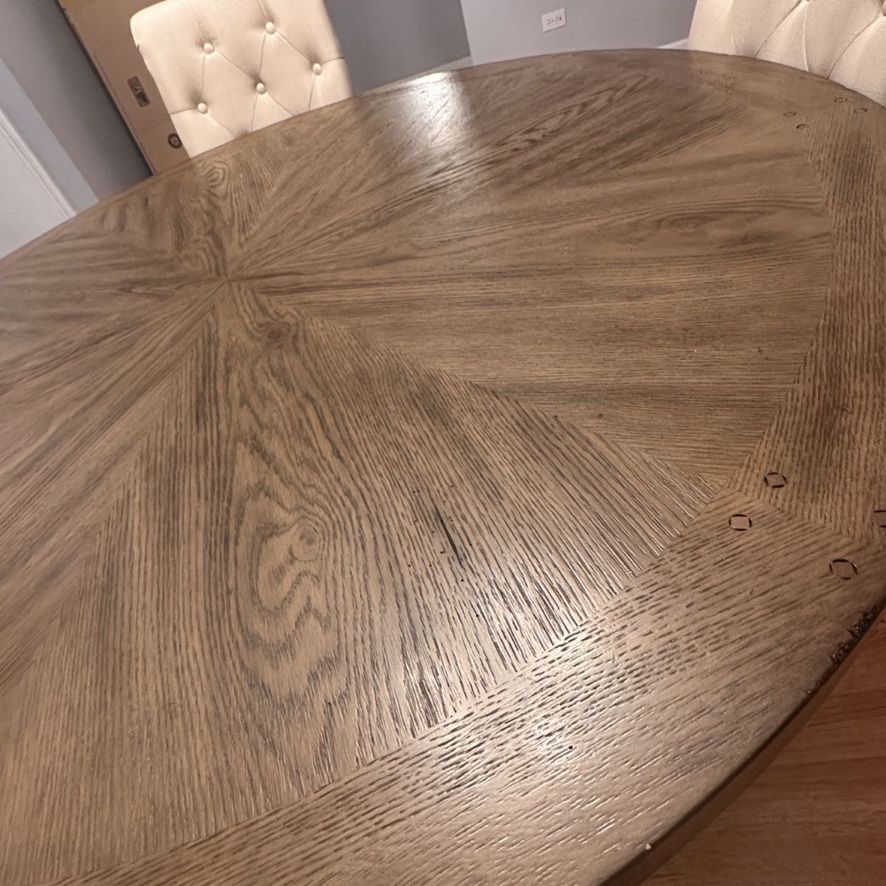 Round Dinning Table For 600 Dollars 
