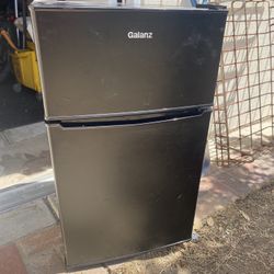 Galanz Mini Fridge 