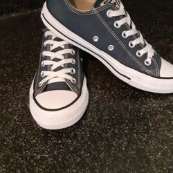 Converse Navy blue Womens 7.5 Great Condition 