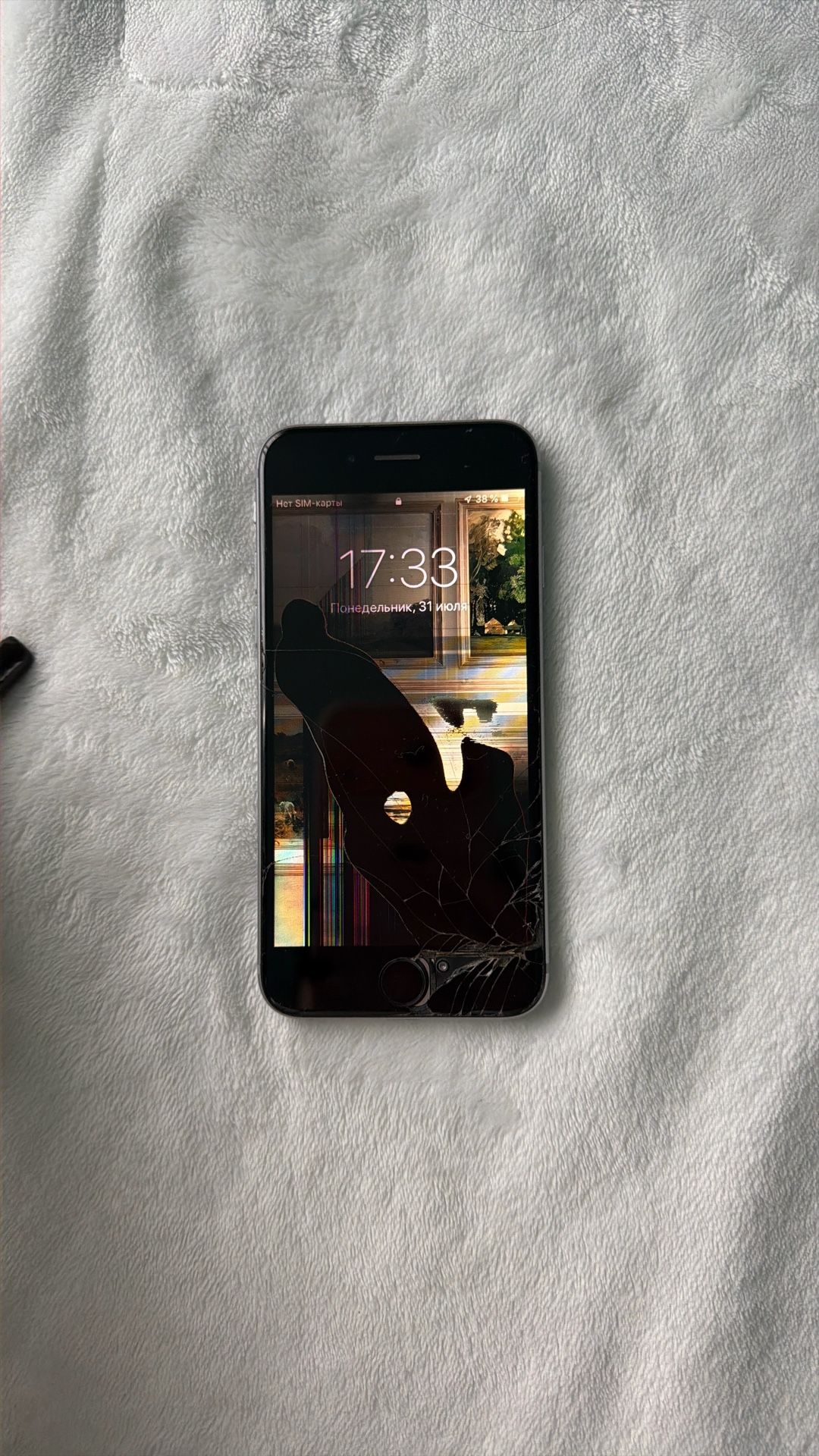 iPhone 6 in Space Gray. Screen cracked + locked