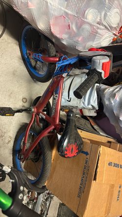 Spider-Man bike 5-7 comes with training wheels