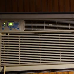 Frigidaire FAH124N2T 24 Inch For parts Turns on but no Air.  As Is!