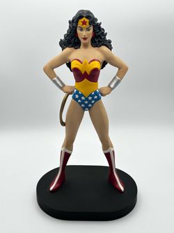 Wonder Woman statue 12”