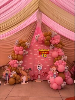 3 ft Toy Story cut out self stand 35 dls each