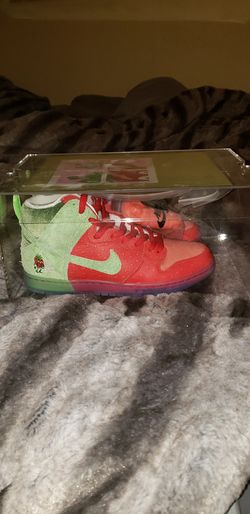 Nike dunk strawberry cough size 8