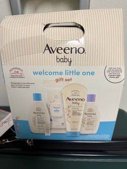 Aveeno Baby Welcome Little One - Set de regalo para el cuidado de la piel con gel corporal nutritivo y champú, lavado de baño relajante, toallitas com