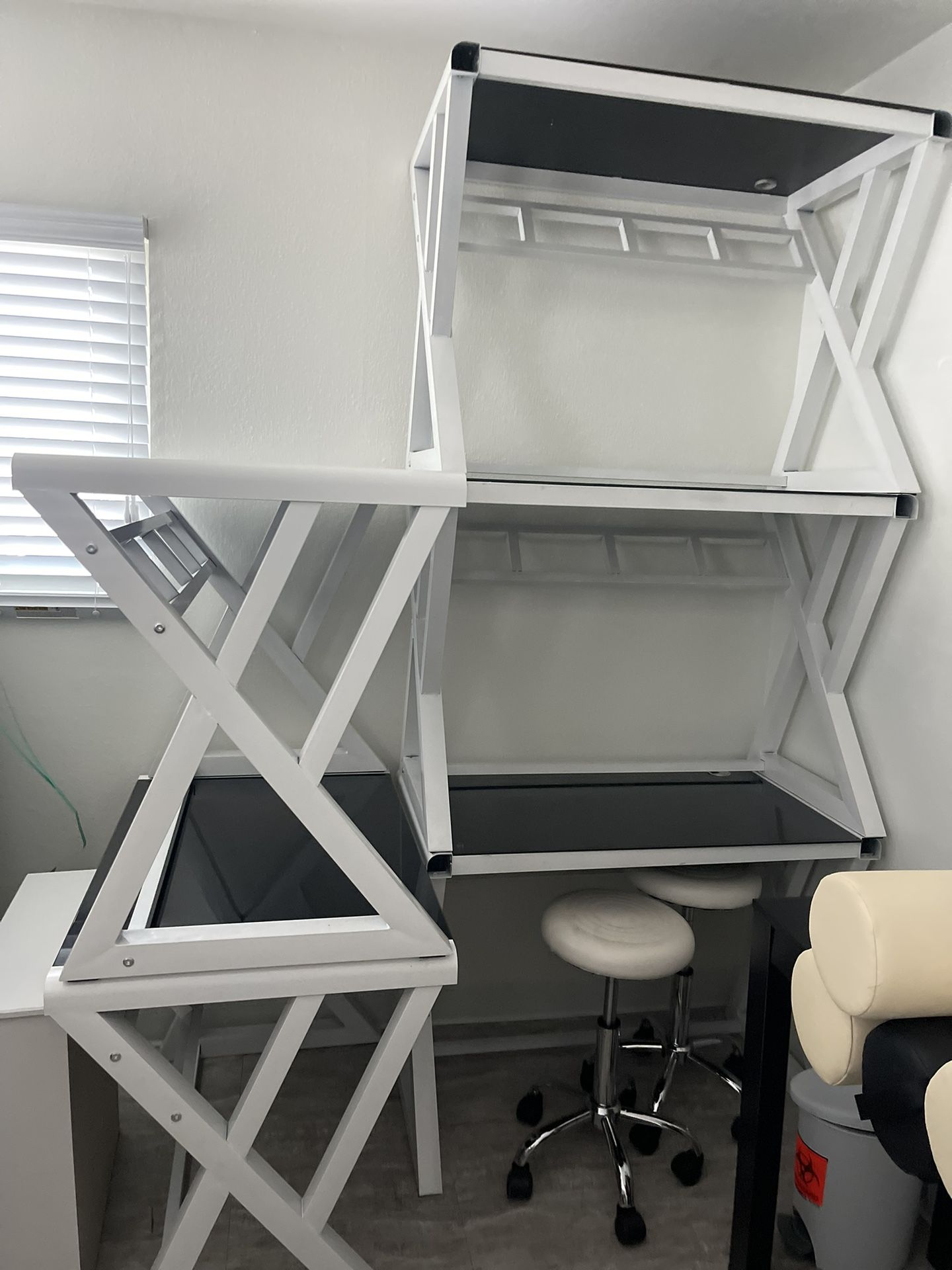 WHITE AND BLACK GLASS DESK for Sale in Huntington Beach, CA OfferUp