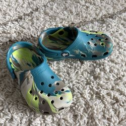 Like New Marbled Crocs Size Child 9
