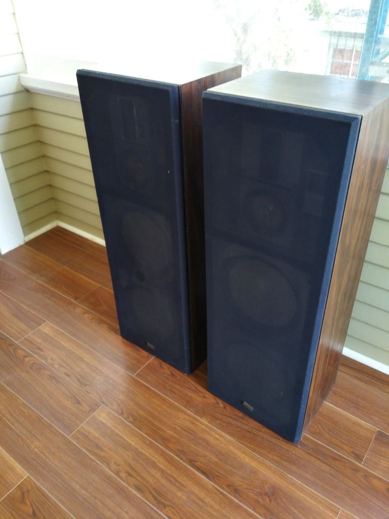 Sansui S-820U floor standing speakers